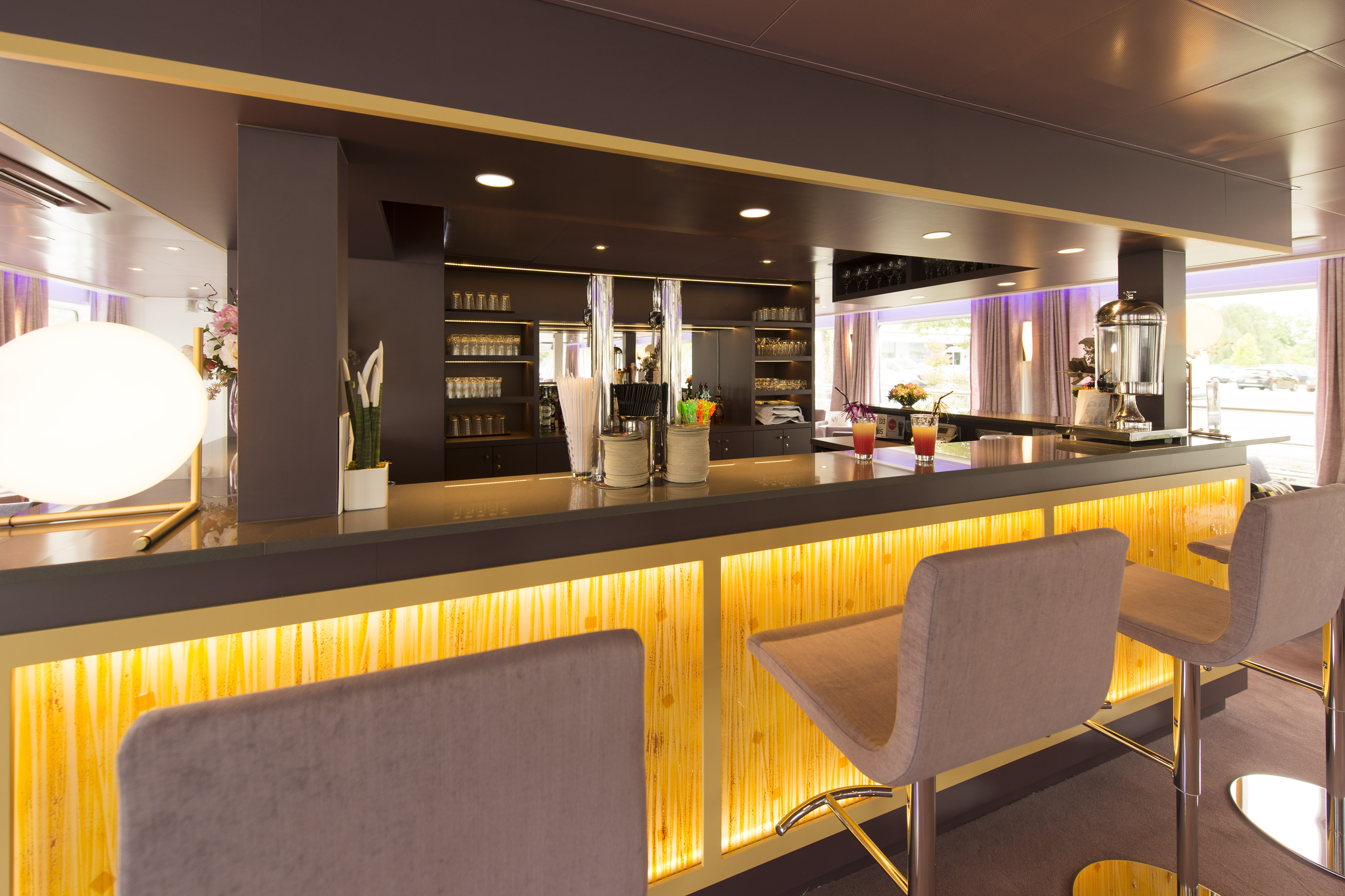 CroisiEurope MS Douce France Bar 1.jpg
